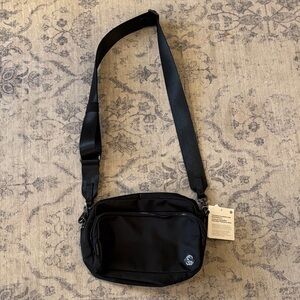 NEW Lululemon Women’s Everywhere Crossbody Large 3L metal hardware O/S - black
